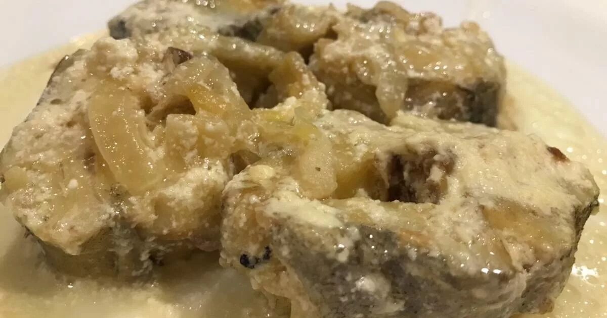 Минтай в сметане на сковороде с морковью и луком
