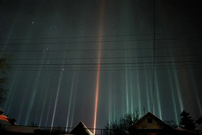 Воздух луч. Столбы света в небе. Световые столбы в небе. Световые столбы в Мороз. Столбы света от фонарей.