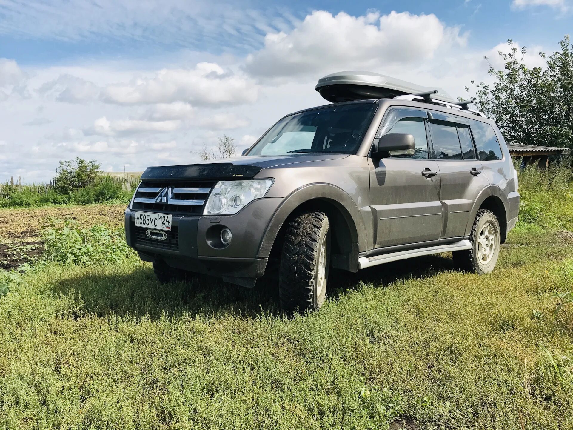 Mitsubishi pajero шины. Митсубиси Паджеро 4 на грязевой резине. Резина на Митсубиси Паджеро 4. Мицубиси Паджеро 3 на грязевой резине. Паджеро 4 на МТ резине.