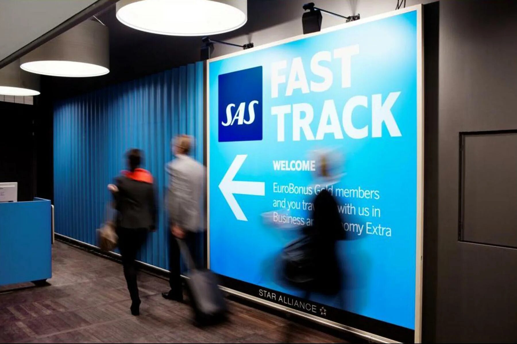 Fast track. Fast track услуга. Фаст трек в аэропорту. Танцпол fast track.