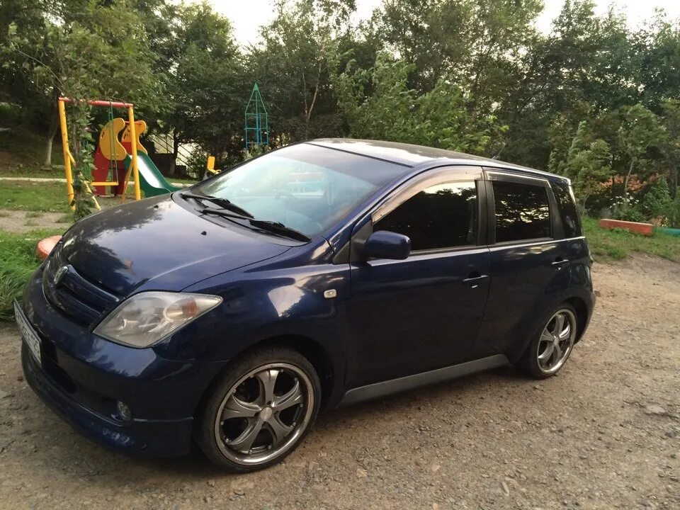 Тойота ист 1. Тойота ист бак. Ист 2002 год на 16 дисках. Toyota ist 2002 аккумулятор. Тойота ист бак.