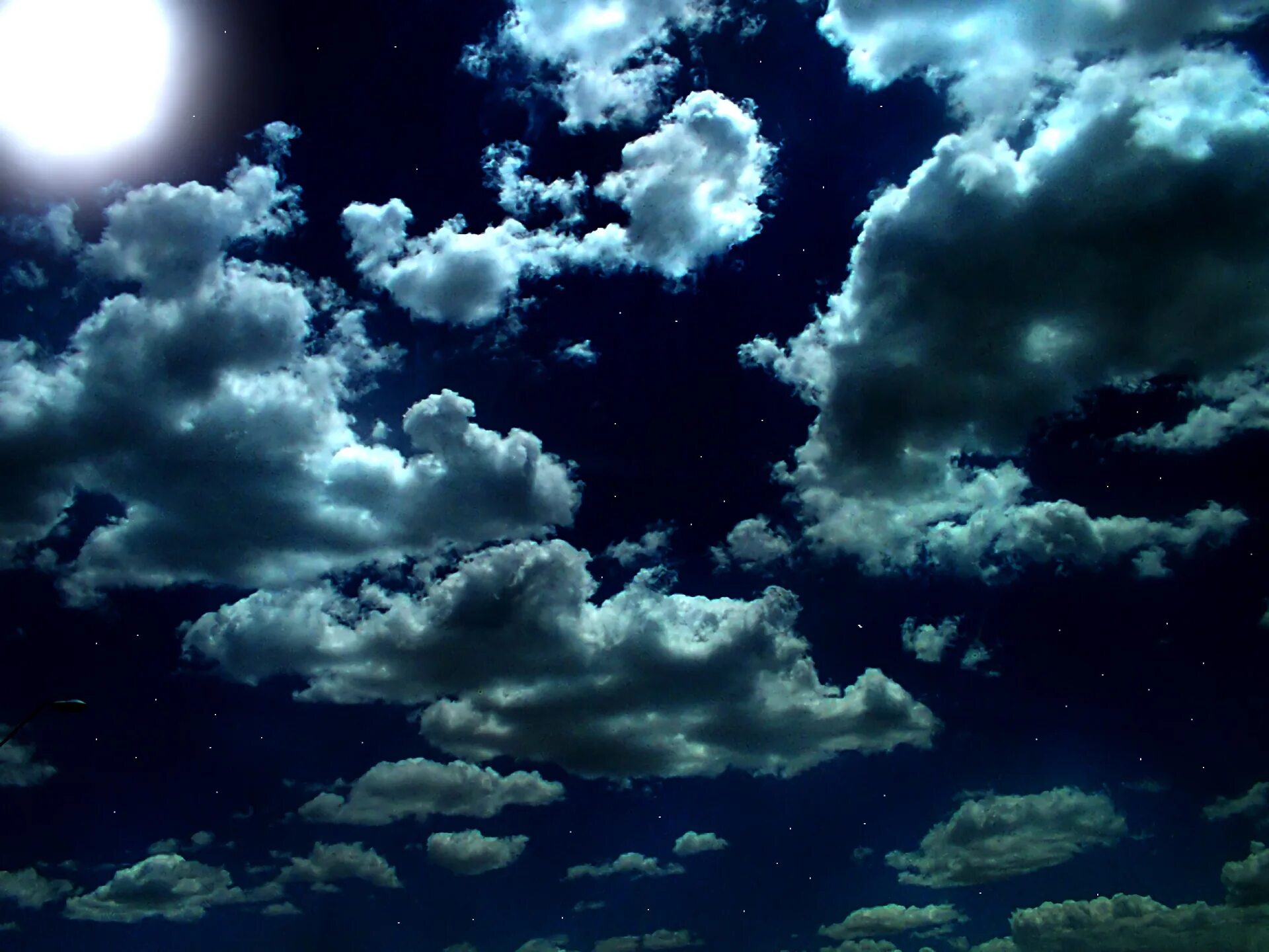 Темное небо. Ночное небо с облаками. Ночные облака. Темное небо с облаками. Посмотри на небо на телефон