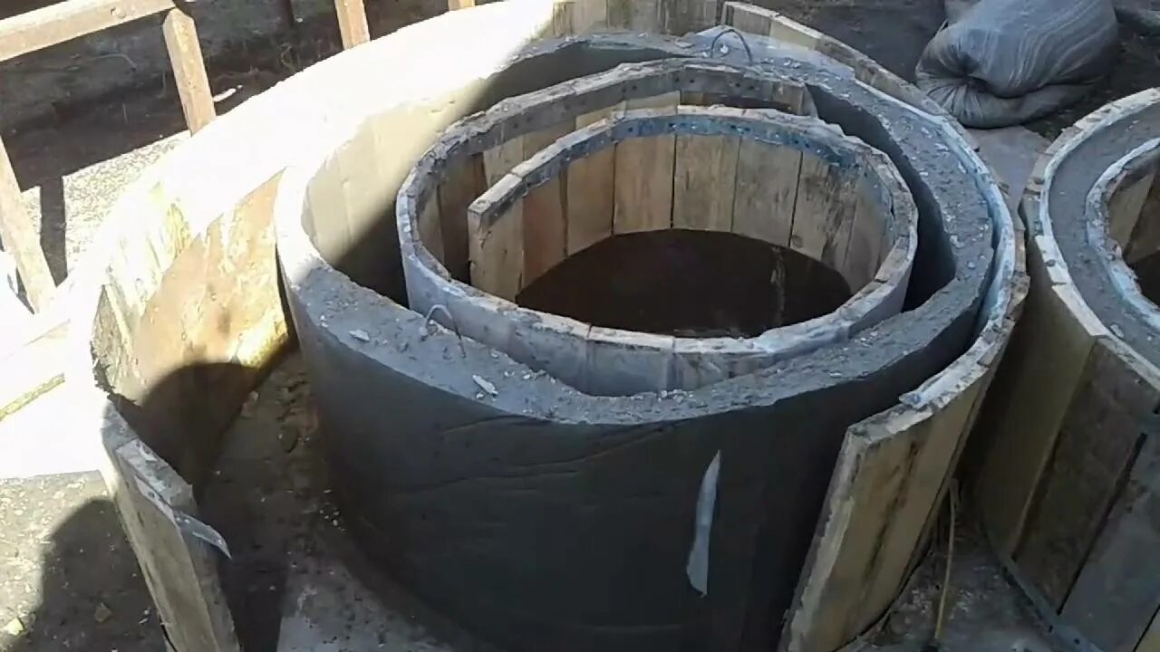Бетонирование колец колодца канализации. Форма для ЖБИ колец 3м разборная. Съёмная форма для бетонных колец монолит. Добор на колодезное кольцо.