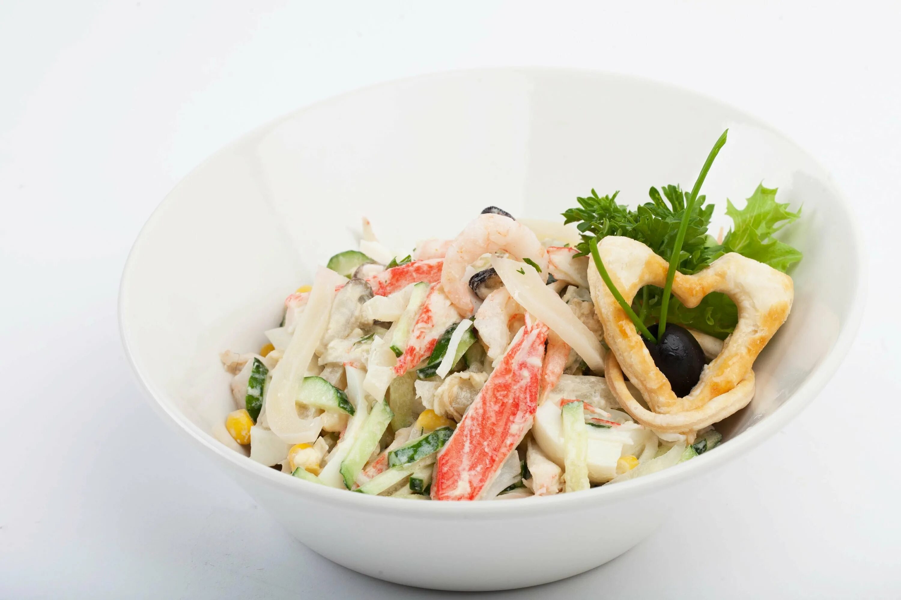 Салат «морская Жемчужина» креветки мидии кальмары. Морской салат (кальмар, креветки, осьминог, мидии). Кальмар с креветками пекинка салат. Салат с кальмарами и свежими овощами.