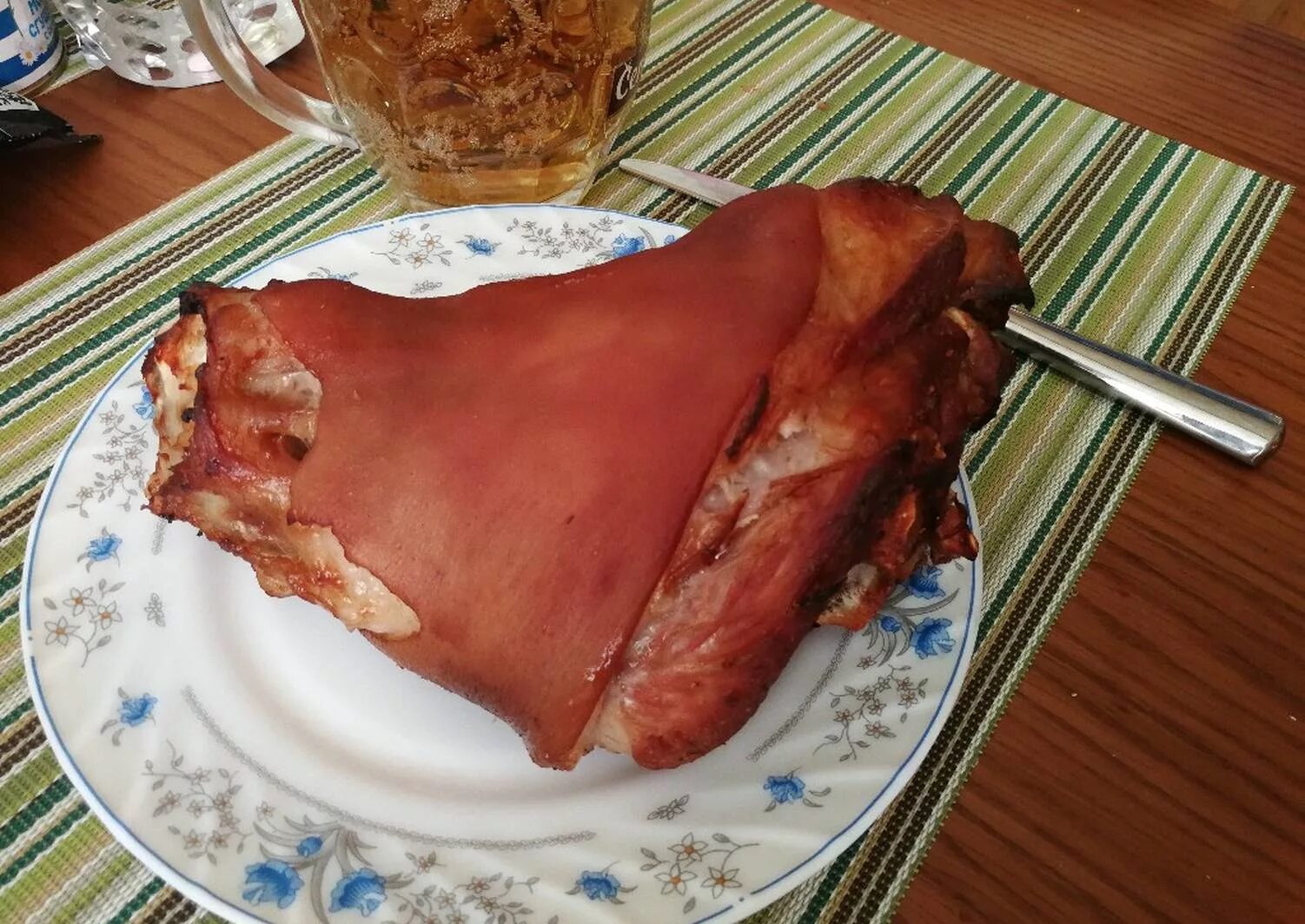 баварская рулька айсбайн. вкусная свиная рулька видео. жареная рулька. вкусная свиная рулька видео. рулька свиная запеченная.