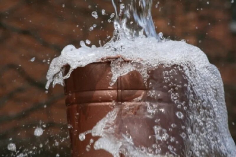 Плеснуть водой в лицо. Лить воду. Обливание холодной водой. Разлитая вода. Новогодние традиции на кубе.