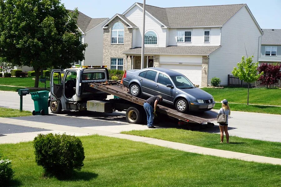 Эвакуатор транспортное средство. Эвакуация дорогого авто. Towing. Погрузка автомобиля на эвакуатор.