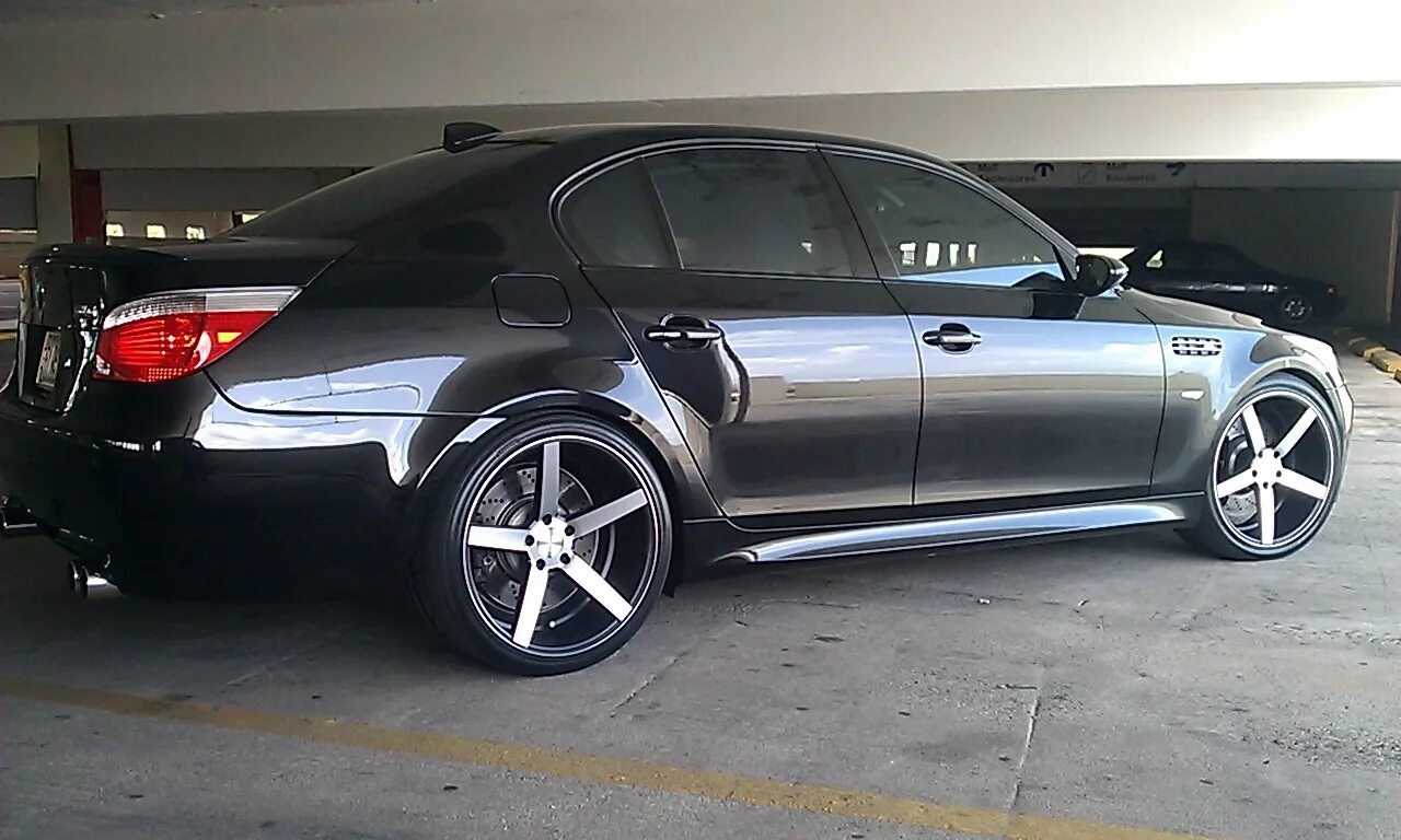 Фон колеса машины. Диски vossen cv3 r19. Машина на 19 дисках. Konig 19. Колеса воссен на бмв е60.