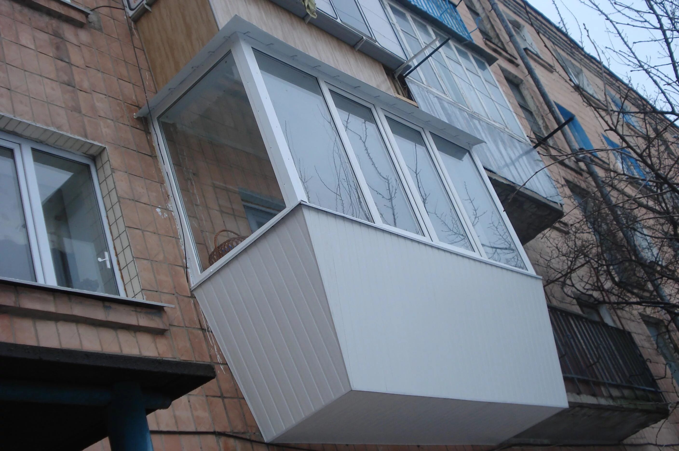 Балкон с выносом. Остекление балконов. Внешняя отделка балкона. Лоджия с выносом.