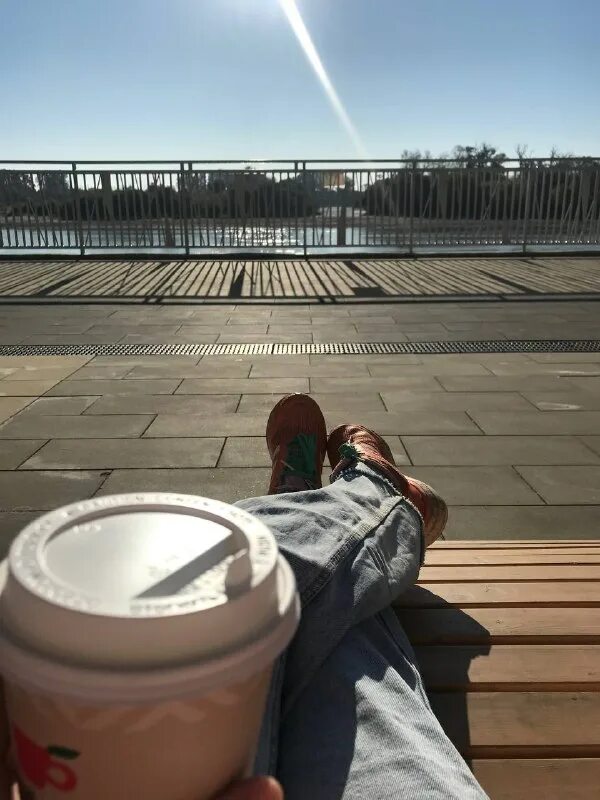 бизнесмен на отдыхе. фриланс. прыжок в море. кайф дома. наслаждение работой.