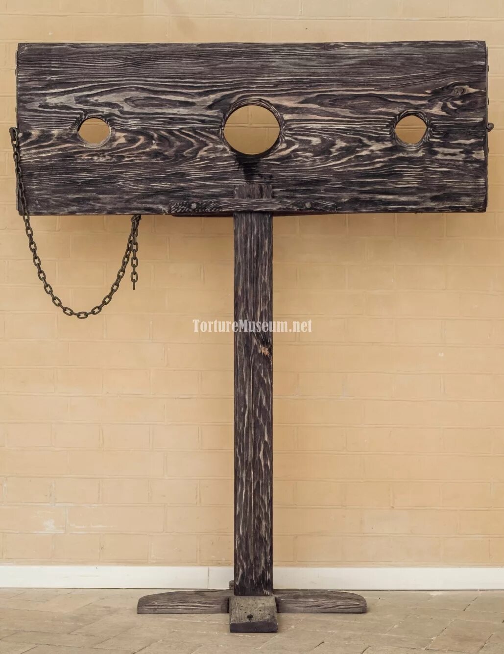 Столб позора. Столб позора. Наказания в средневековье позорный столб. Столб позора. Позорный столб.