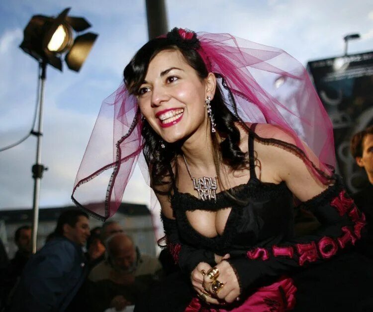 Спб леди рея. Ladies bitches. Ladies bitches. Cleopatra реклама. Lady gaga gucci.