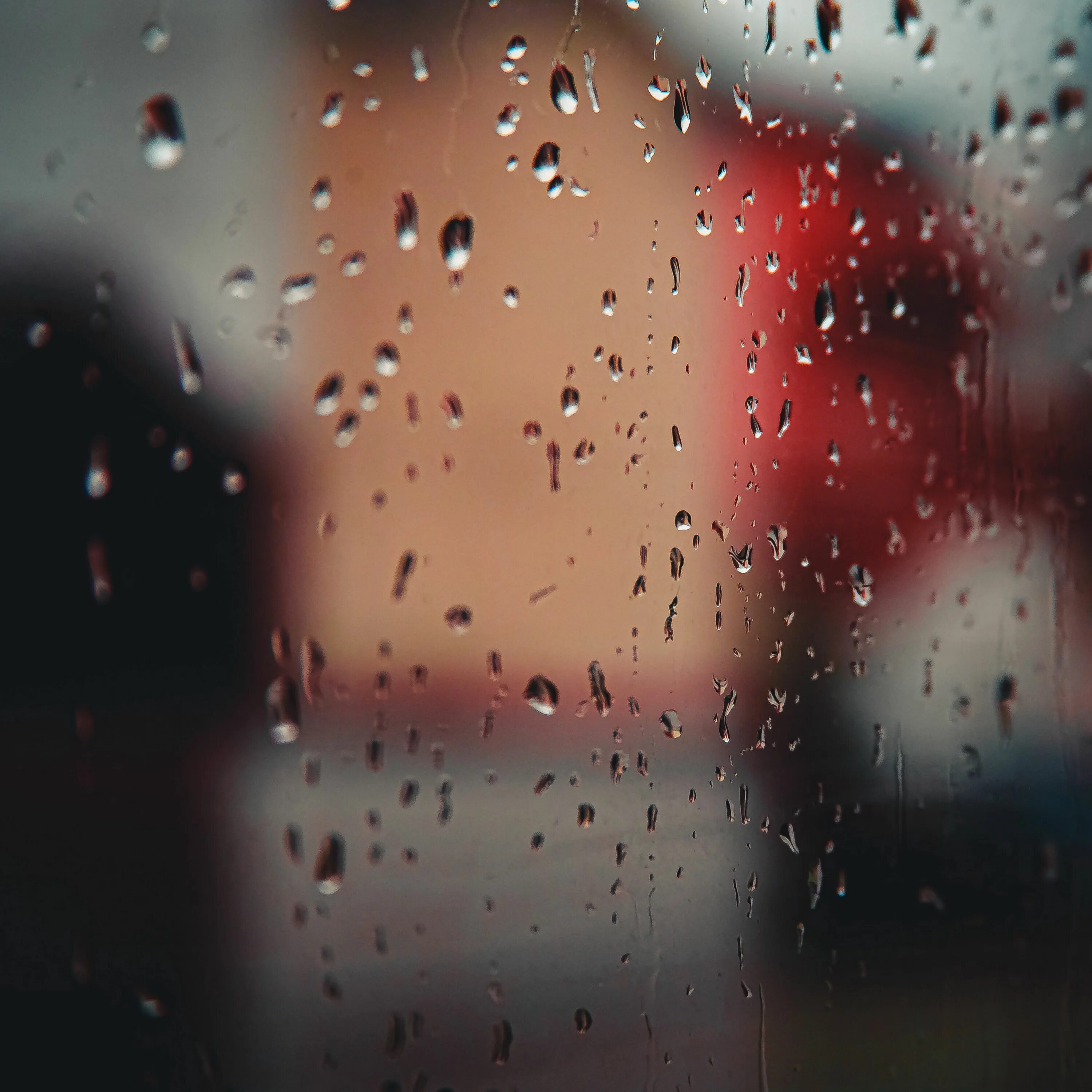 Размытое стекло. Капли на стекле. Обои дождь на стекле. Капли дождя на стекле. Капли дождя на окне.