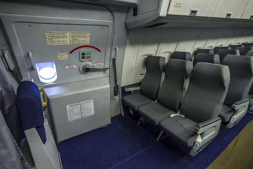 Аварийный люк а320. 777-300er схема аварийный выход. Где в самолете аварийный выход. A321 места у аварийного выхода. Дверь аэробуса а 320.