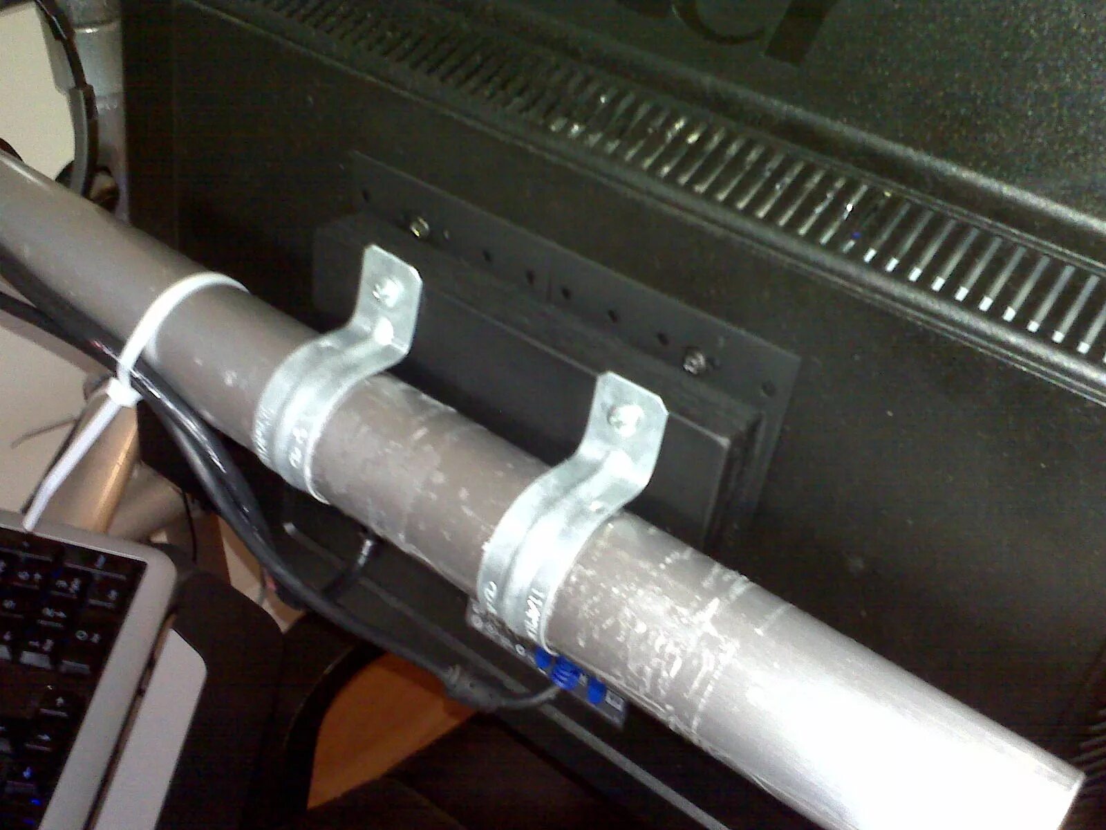 Хомуты металлические для труб. Как закрепить шланг на штуцере. Как закрепить шланг на штуцере насоса. Кронштейн для монитора на трубу. Как закрепить трубку.