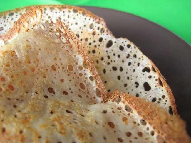 Блины с дырочками фото. Блинчики с дырочками. Блины ажурные тонкие с дырочками. Блинчики на кефире с кипятком в дырочку тонкие. Блины на кефире с дырочками тонкие.