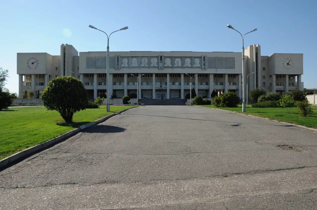 Волгу волгоград после 9 класса. Волгу волгоград после 9 класса. Волгоградский государственный университет территория. Волгу волгоградский государственный. Волгу волгоградский государственный университет 1984.