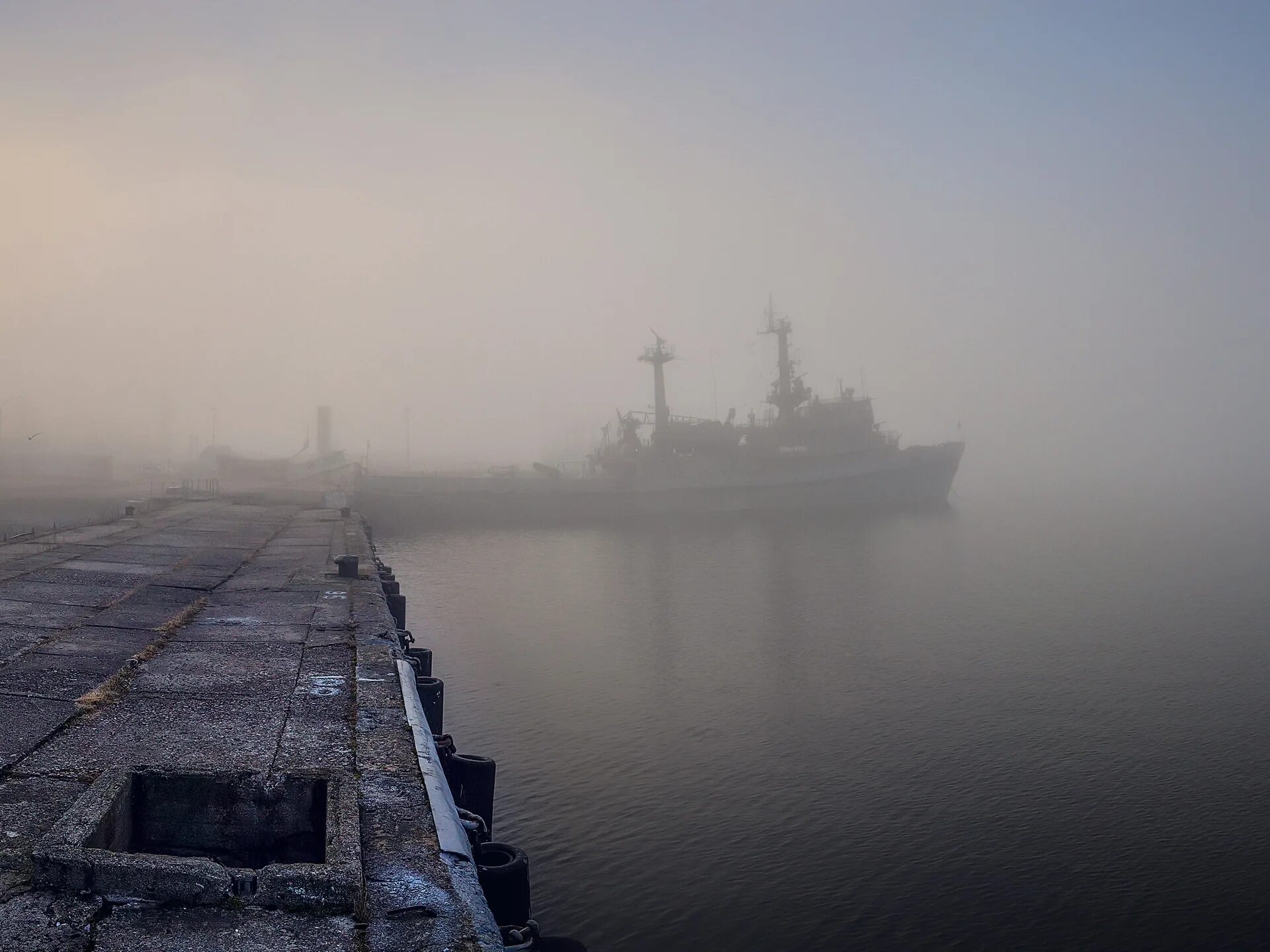В тумане гасли очертания огромного корабля. Корабль в тумане. военный корабль в тумане. море в тумане. порт в тумане.