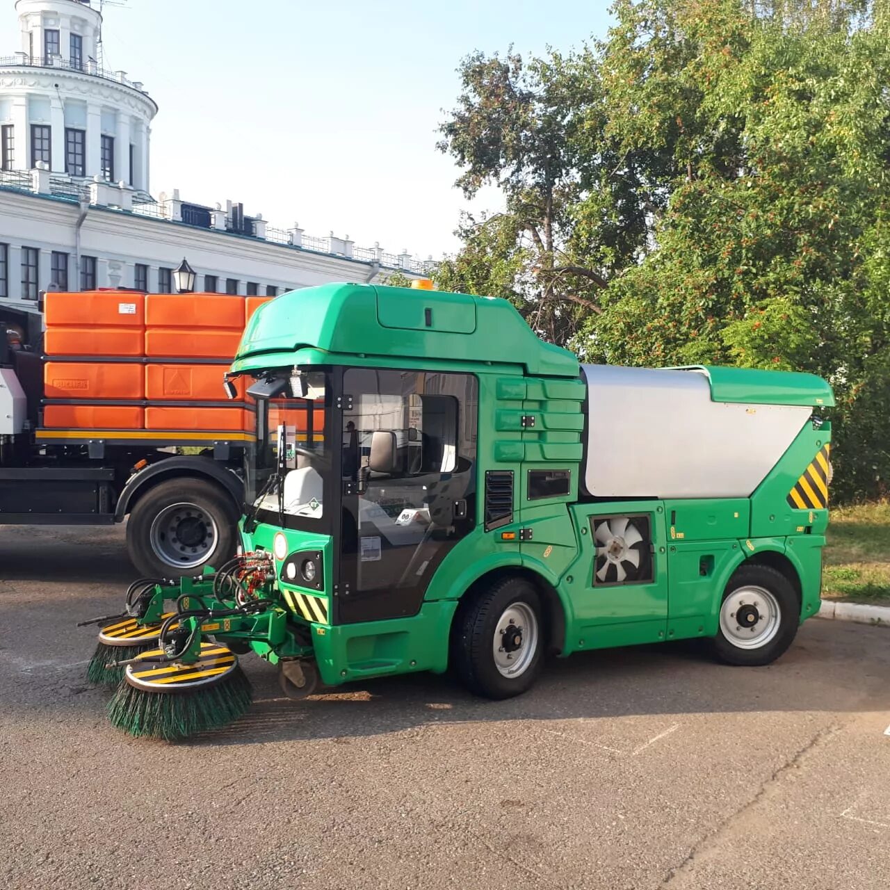 Коммунальная вакуумная подметально-уборочная машина мк2000. Мк 2000. Коммунальная вакуумная тротуароуборочная машина мк-1500м2. Мк 2000 мзик. Коммунальная вакуумная подметально-уборочная машина мк2000.