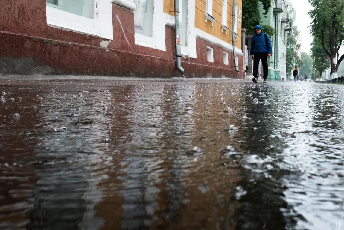 Под дождем бийск. Осенний дождь в городе. Дождь ливень. Бег парк кузьминки осень. Дождь осенью.