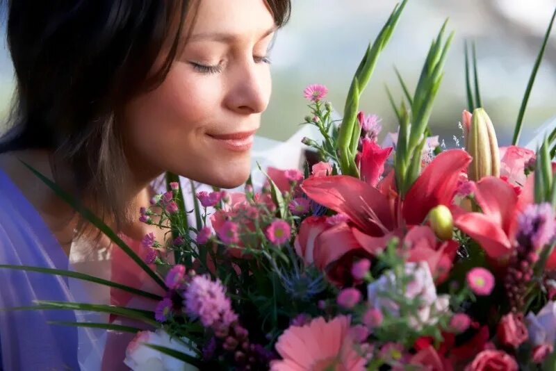 Счастливая девушка с цветами. Букет "женщине". Весенний букет цветов для женщины. Цветы для мамы. Фотоконкурс к 8 марту