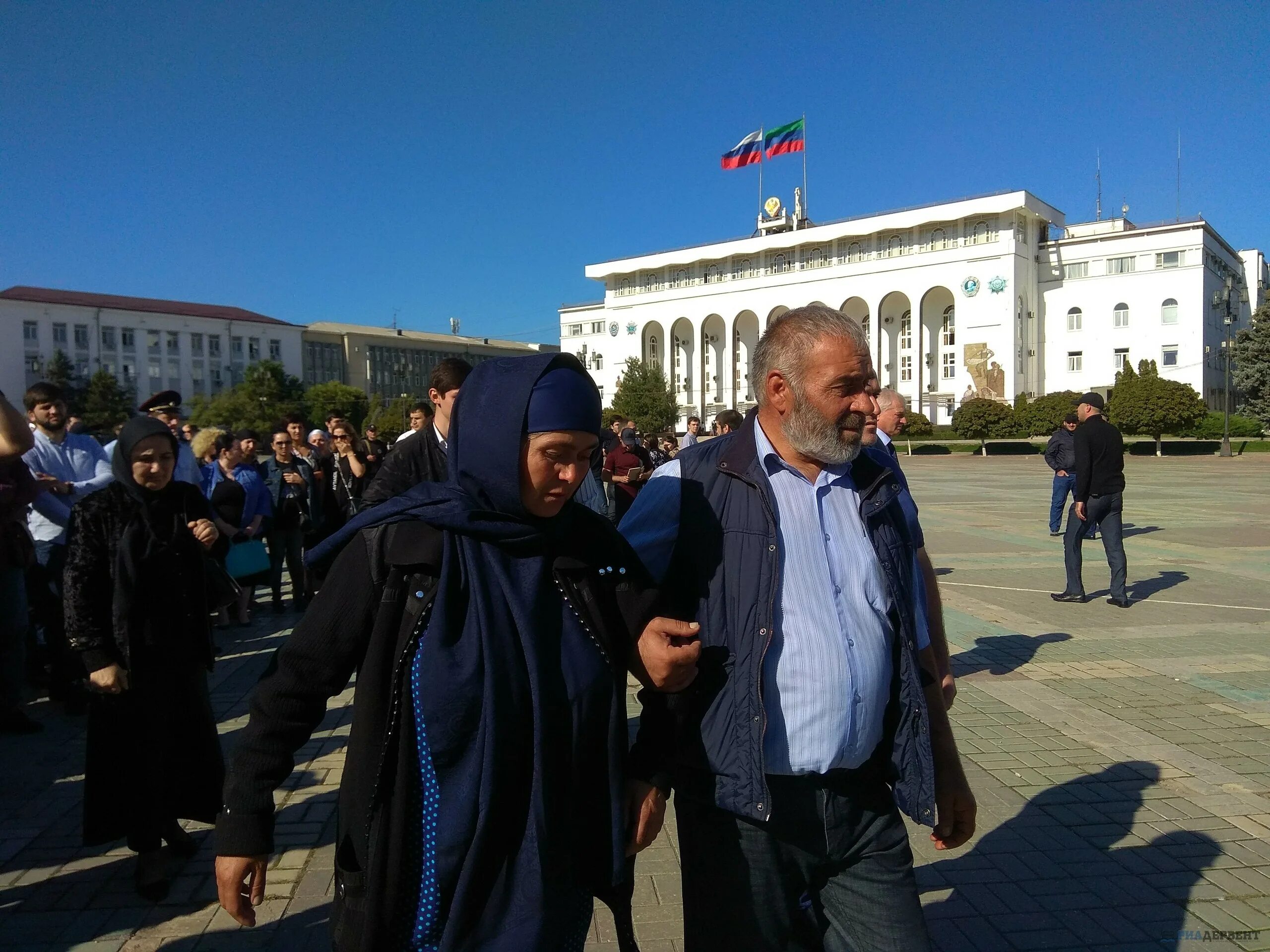 Здание МВД Дагестана. Сегодняшний митинг в Махачкале. Митинг в Махачкале сегодня. Поддержка президента митинг Дагестан. Риа дагестана сегодня