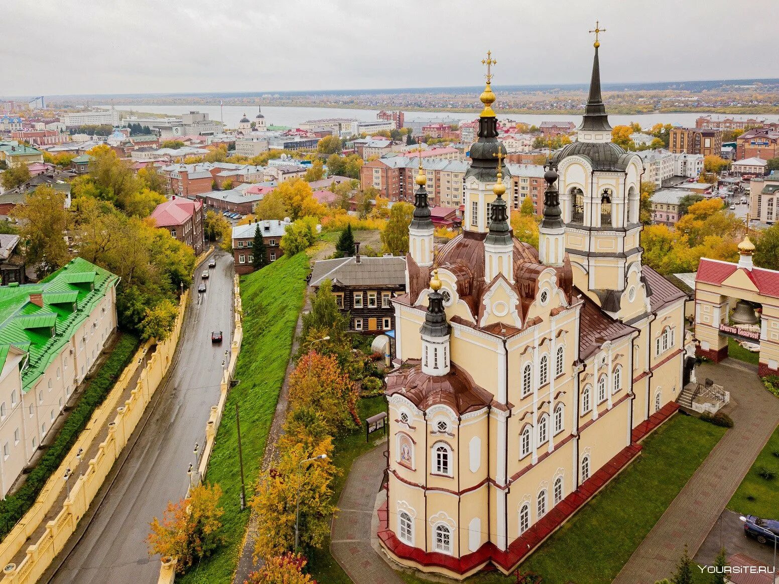 Томск маленьким город. Воскресенская церковь томск. воскресенская церковь томск сверху. деревянный воскресенский храм томск. томск исторический центр.