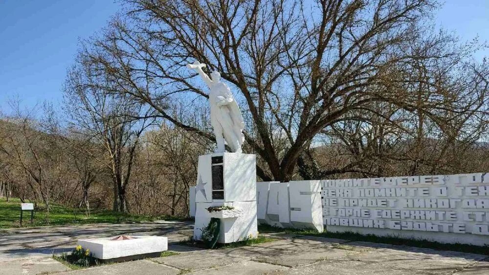 П бахчисарайский. Бахчисарайский район Тенистое Братская могила. Памятники в селе Голубинка Бахчисарайского района. Голубинка Бахчисарайский район Маркур.