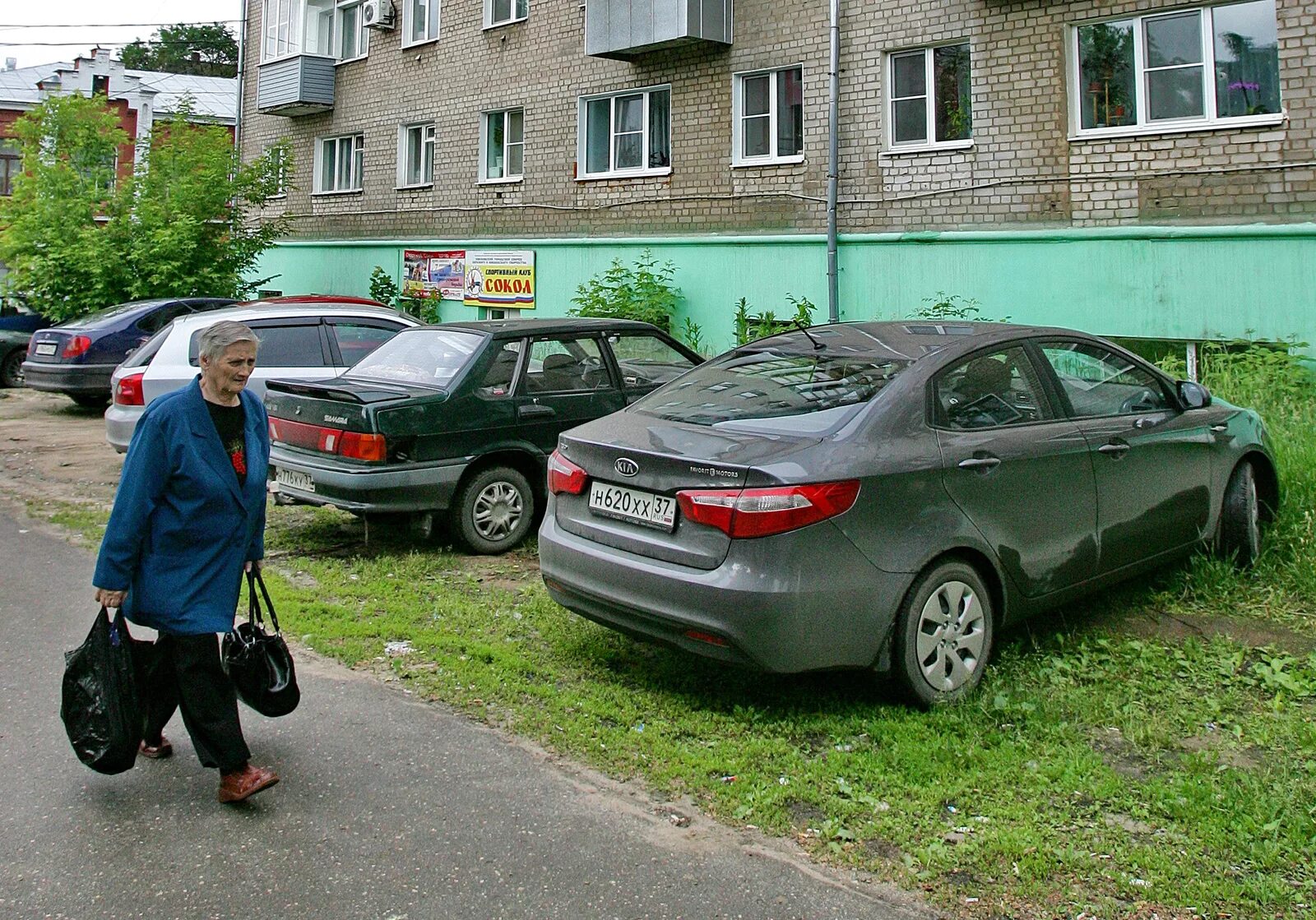 Парковка на газоне. Машина припаркована на газоне. Парковка на газоне в Москве. Газон авто.