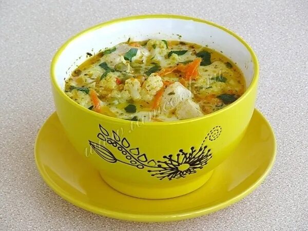 Суп капустой плавленным сыром. Куриный суп с горошком. куриный суп с цветной капустой, горошком и сыром. суп с цветной капустой и горошком. суп с цветной капустой и сыром.