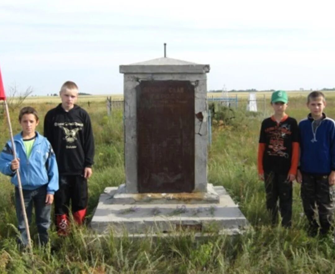 Погода в буняковке одесского. Благодаровка Одесского района. Памятник Ганновка Одесский район Омская область ВОВ. Село Строкино Омская область. Одесский район , Благодаровка,Обелиск.