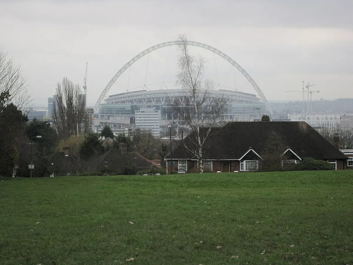 Стадион уэмбли 1986. Стадион Уэмбли 1985. Музей Уэмбли. Стадион Уэмбли 1988 год концерт 16 июля. Худи Wembley Stadium.