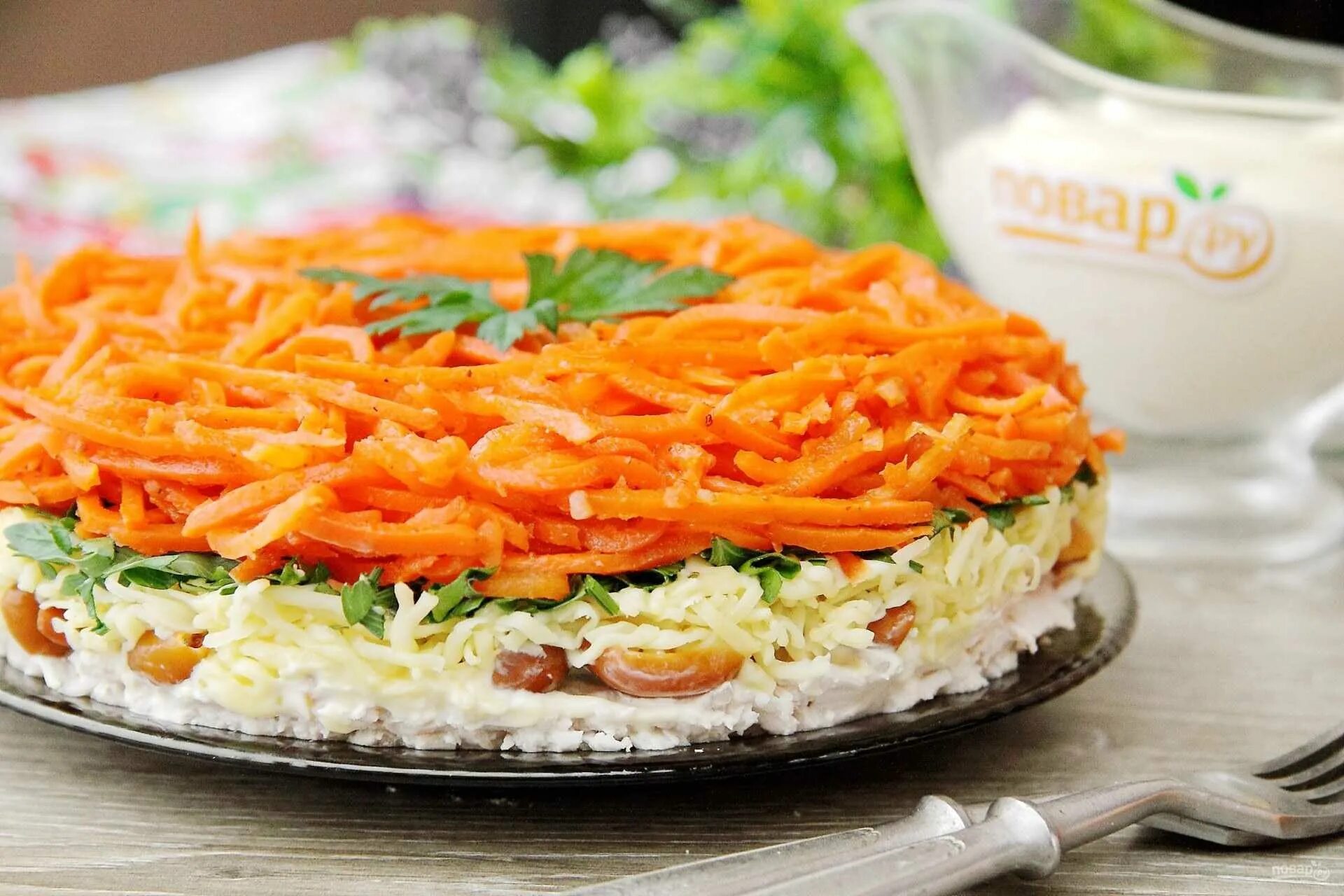 Салат с корейской морковью. Салат с копчёной курицей и корейской морковью. Салатик с корейской морковкой. Салат с корейской морковью и курицей.