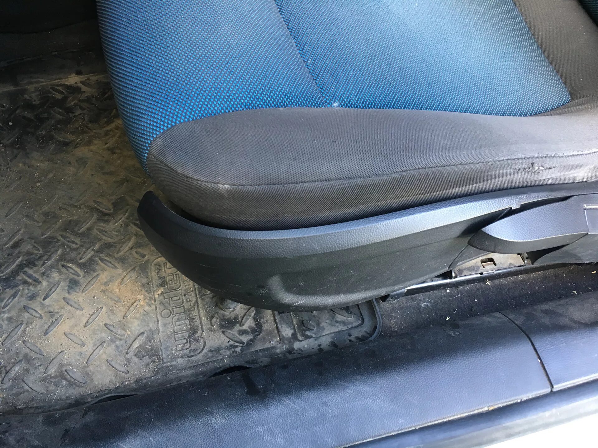 Смешные спящие дети. Поворотная подушка. Накладка водительского сидения шевроле круз. Сиденья форд фиеста st. Косое сидение.