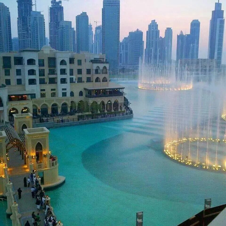 Центр арабских эмиратов. Фонтан Дубай. Dubai Mall Объединённые арабские эмираты. Дубай Молл фонтан. Фонтан Дубай в Дубаи (ОАЭ).