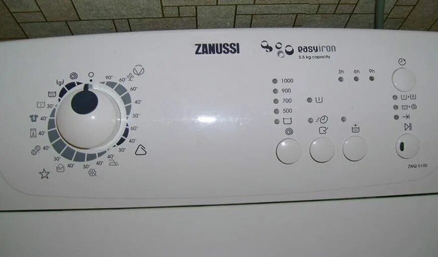 Как включить машину zanussi. Занусси стиральная машина вертикальная. Zanussi стиральная машина вертикалка. Значки стиральной машины Zanussi 1000. Стиральная машинка Zanussi деликатная стирка.