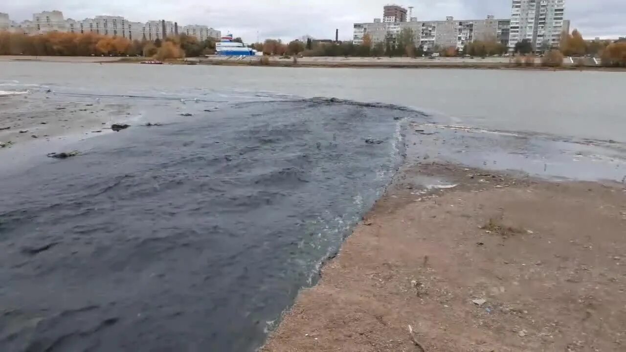 Грязная река Иртыш Омск. Загрязнение Иртыша в Омске. Загрязнение рек Омска. Загрязнение реки Иртыш. Омск под водой