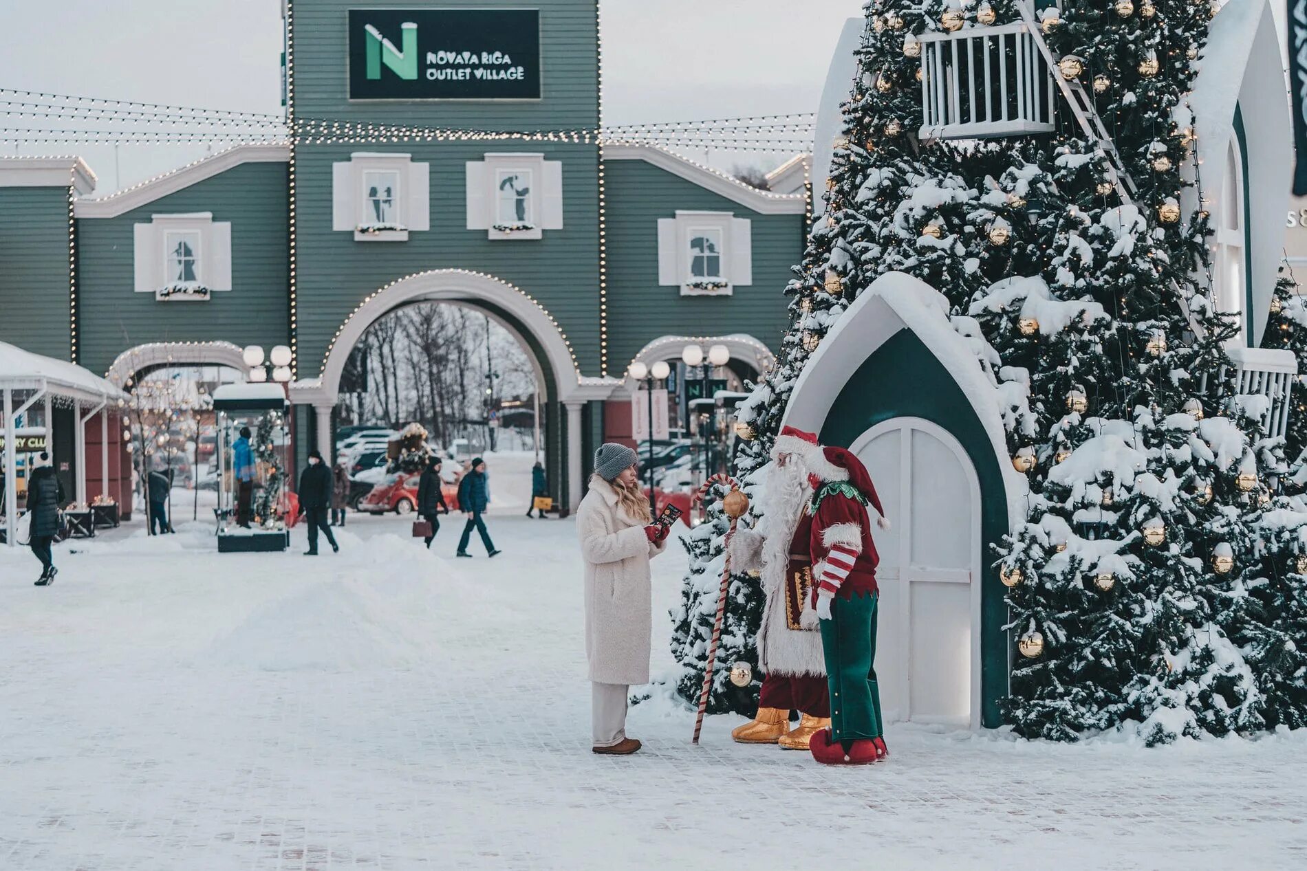 Novaya outlet village. Новая Рига аутлет Виладж. Новая Рига аутлет Вилладж каток. Каток аутлет новая Рига. Белая дача аутлет каток.