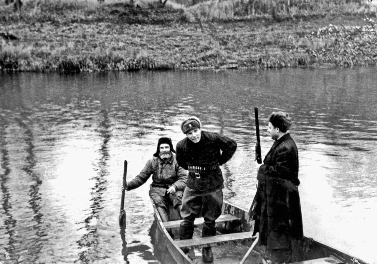 Исторические судьбы ссср. Гагарин в Сакмарском районе. Гагарин на рыбалке фото. Фотографии Юрия Гагарина с семьей на рыбалке.