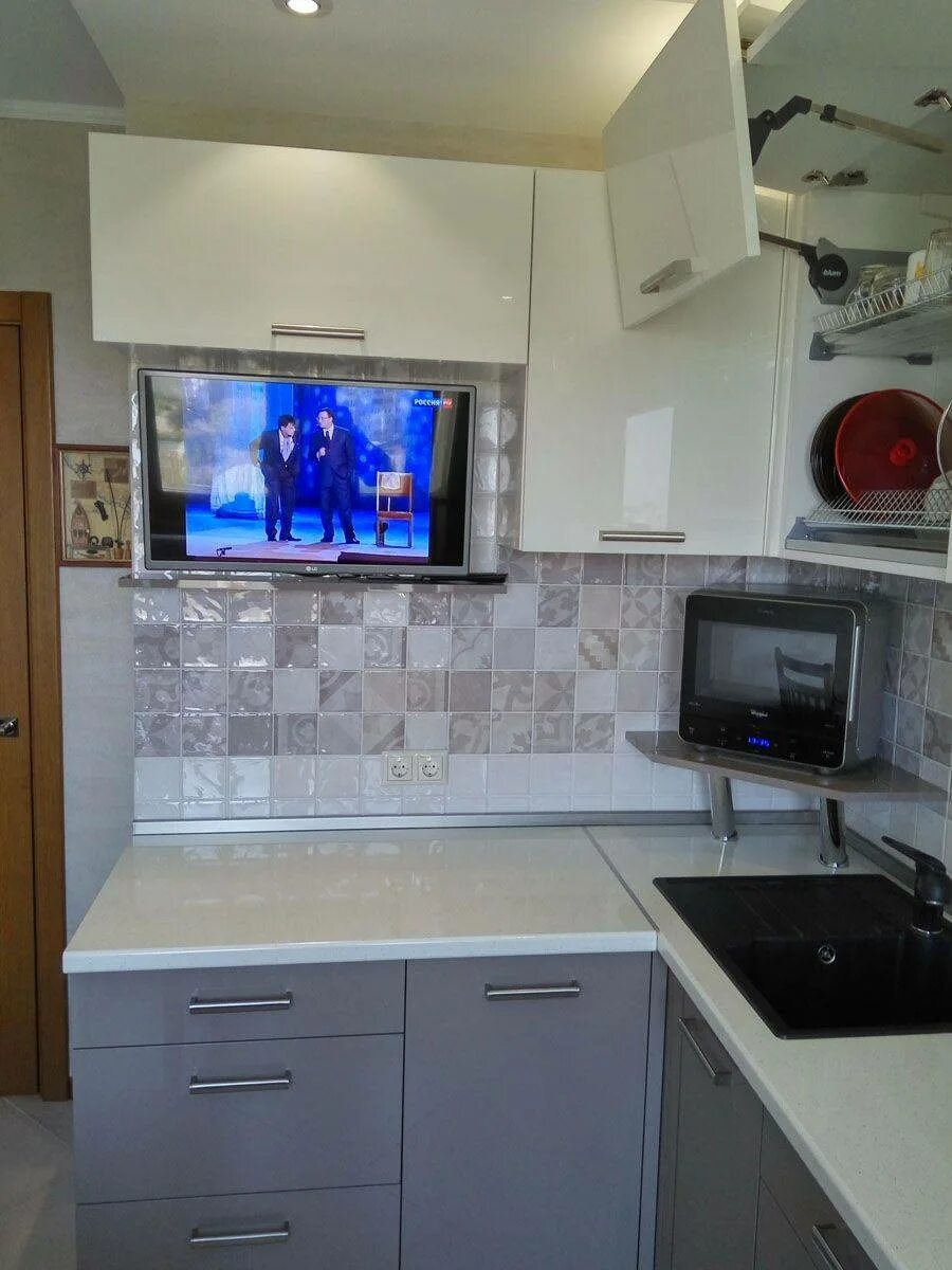 Расположение телевизора на кухне. Угловая кухня с телевизором. Телевизор на кухне. Маленькая кухня с телевизором.