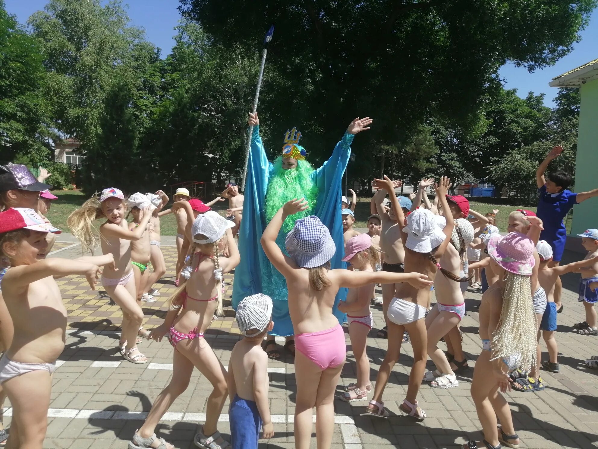 Семьи нудистов праздную. Праздник Нептуна в Коктебеле. Фестиваль "день Нептуна" в Азове. День Нептуна в лагере. День Нептуна в детском саду.