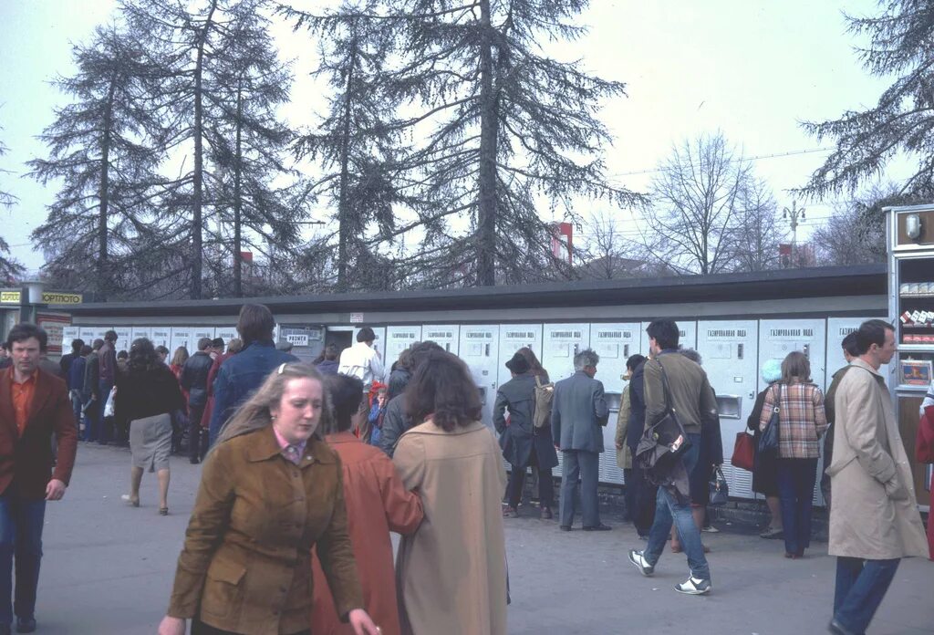 Москва 1982 фото. Метро вднх 90е. вднх в 90-е годы. вднх 90 годы. москва 1982 год.