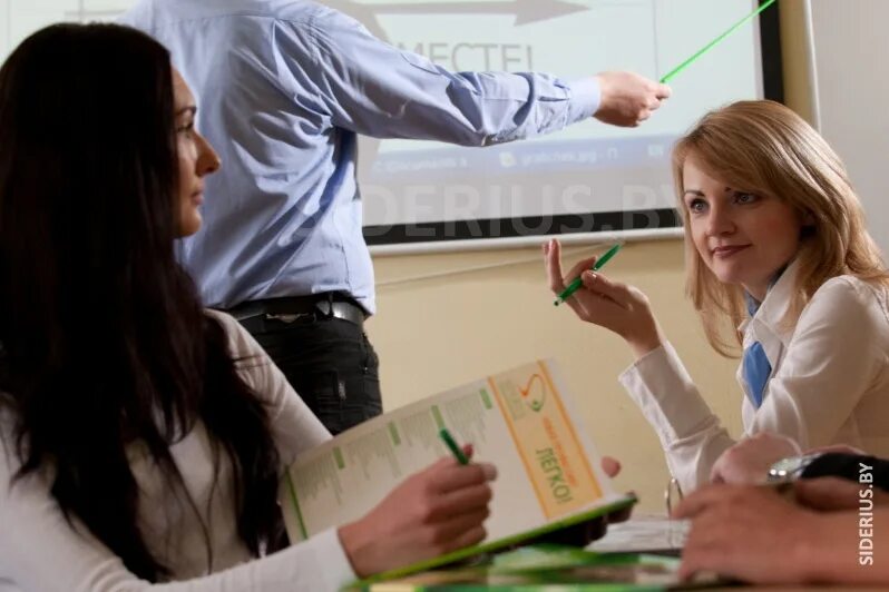 Униформа для администраторов медицинского центра. Администратор минск. Девушка на ресепшн. Девушка на ресепшене в гостинице. Ресепшн в отеле администратор.