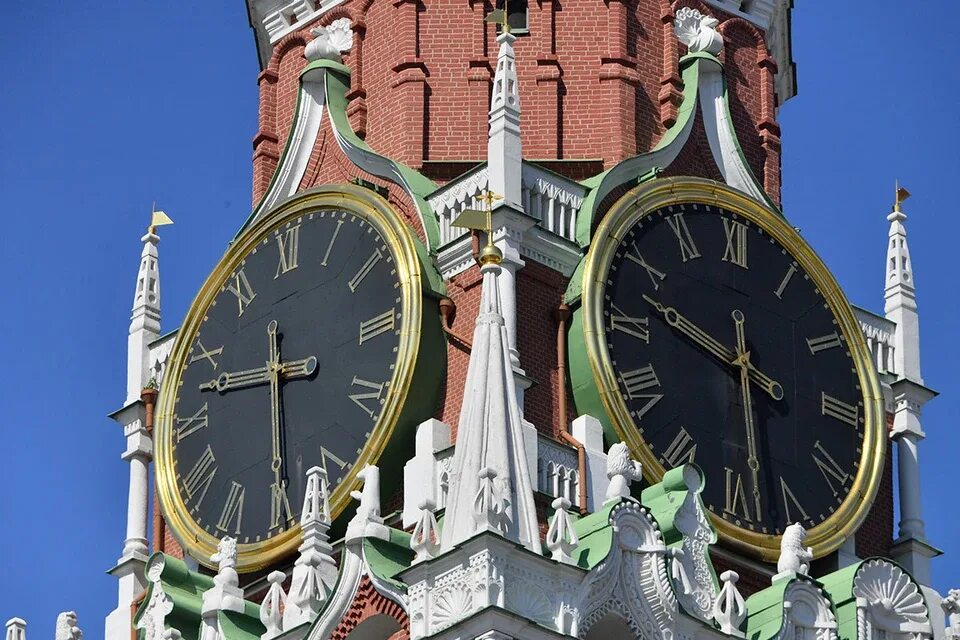 Циферблат спасской башни. Спасская башня кремля куранты. куранты на спасской башне московского кремля. часы спасской башни московского кремля. кремлевские куранты часы на спасской башне.