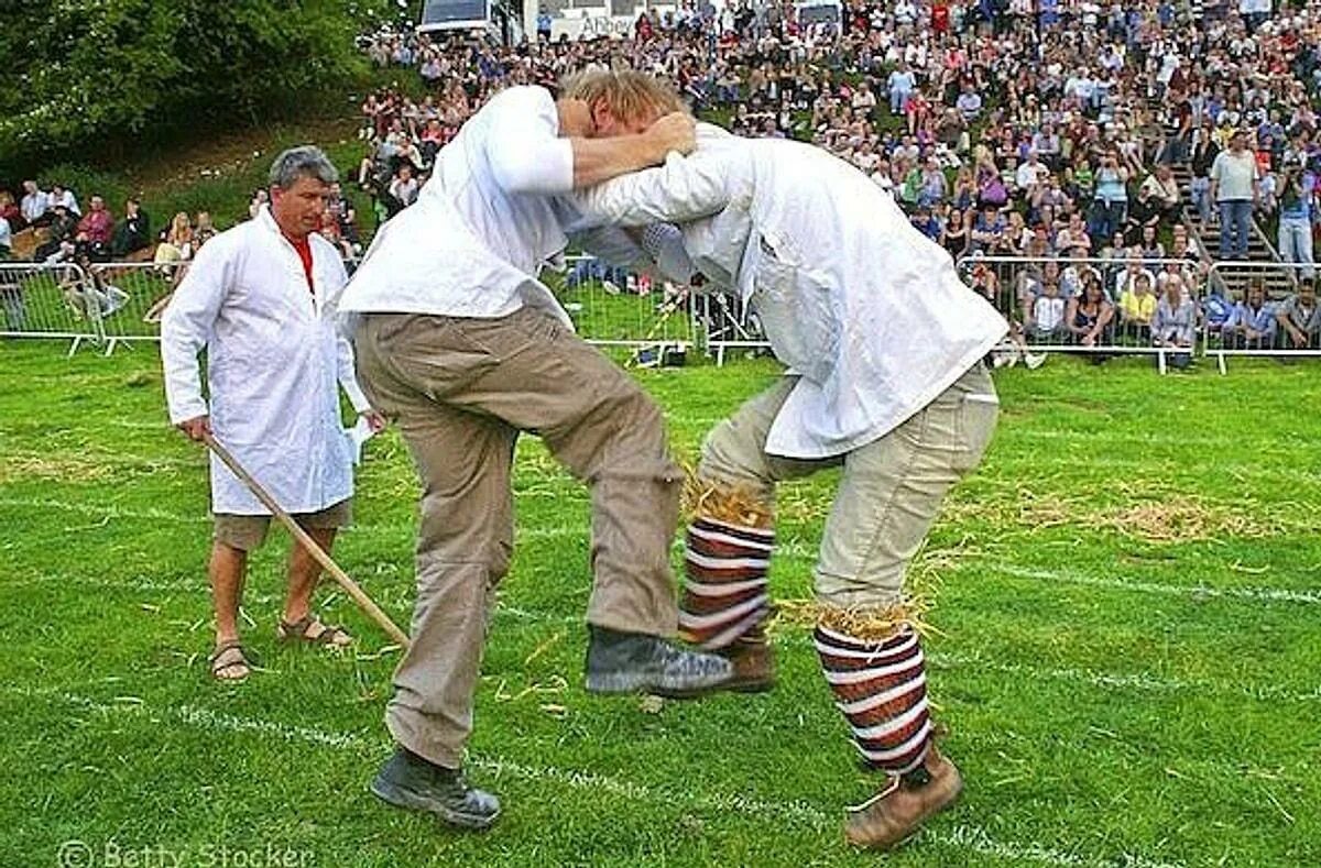 Unusual sporting. Чемпионат по пинкам в голень шин-Кикинг. Необычные спортивные игры. Чемпионат по пинкам в голень. Необычные виды спорта.