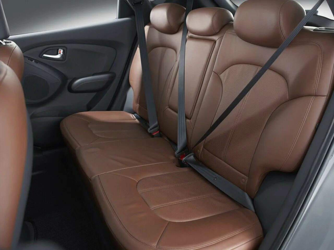 Сидение переднее хундай ix 35. Регулировка сиденья хёндай тушкан. Сиденье ай икс 35. Сиденье ай икс 35. Накидки на сиденья на хендай а икс 35.