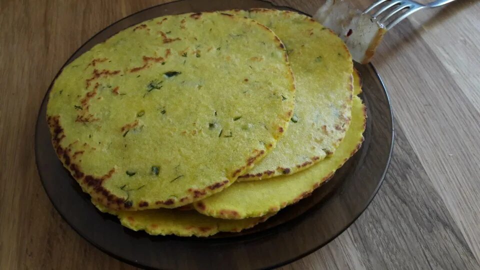 Кукурузная лепешка как называется. Кукурузная лепешка. лепёшки из кукурузной муки на сковороде. пирог из кукурузной муки с творогом. кукурузные лепешки фото.