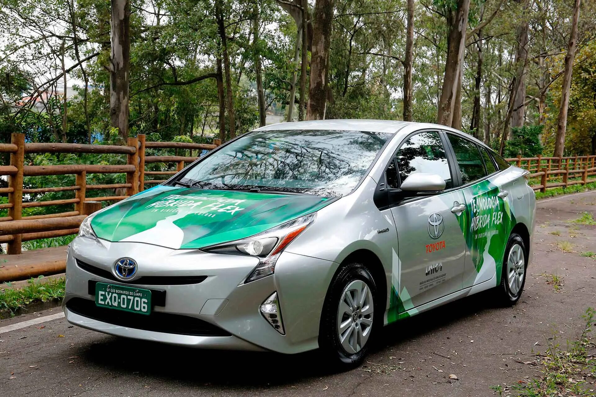 Написали гибрид. Toyota Prius Hybrid. Тойота Приус электромобиль. Гибридный автомобиль Тойота Приус. Тойота гибрид электро.