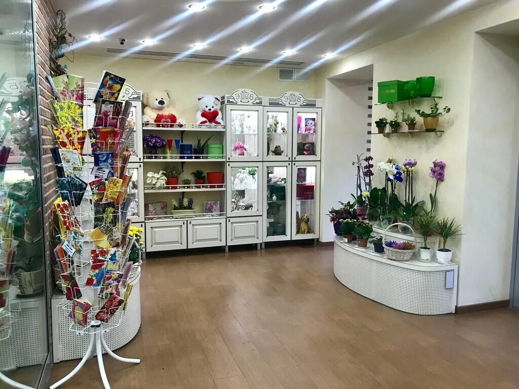 ассортимент цветов в цветочном магазине. цветочный магазин рядом. интерьер цветочного салона. цветочный магазин свердловский. цветочный магазин свердловский.