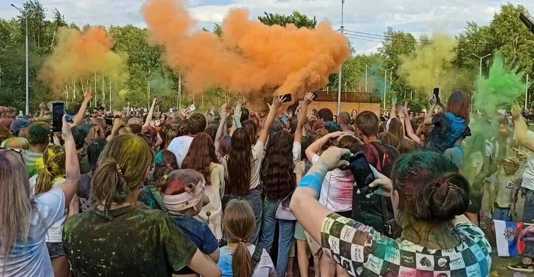 27 июня 2020. Городской праздник. С праздником день молодежи. Сухие краски для фестиваля. Праздник красок приуроченный к Дню молодежи.